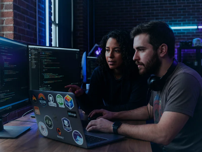 Equipo de desarrolladores de software trabajando en soluciones empresariales